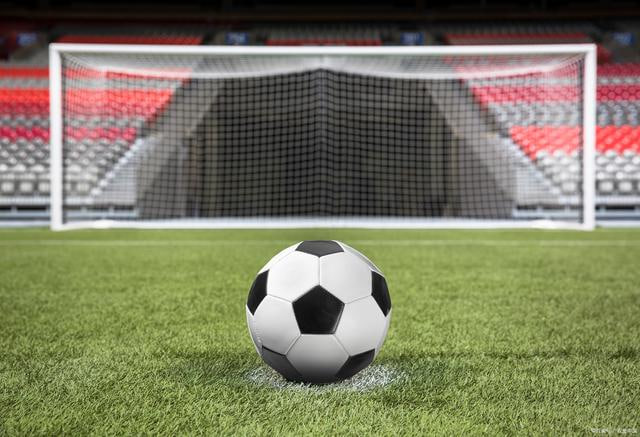 数据分析师使用专业工具进行足球数据研究