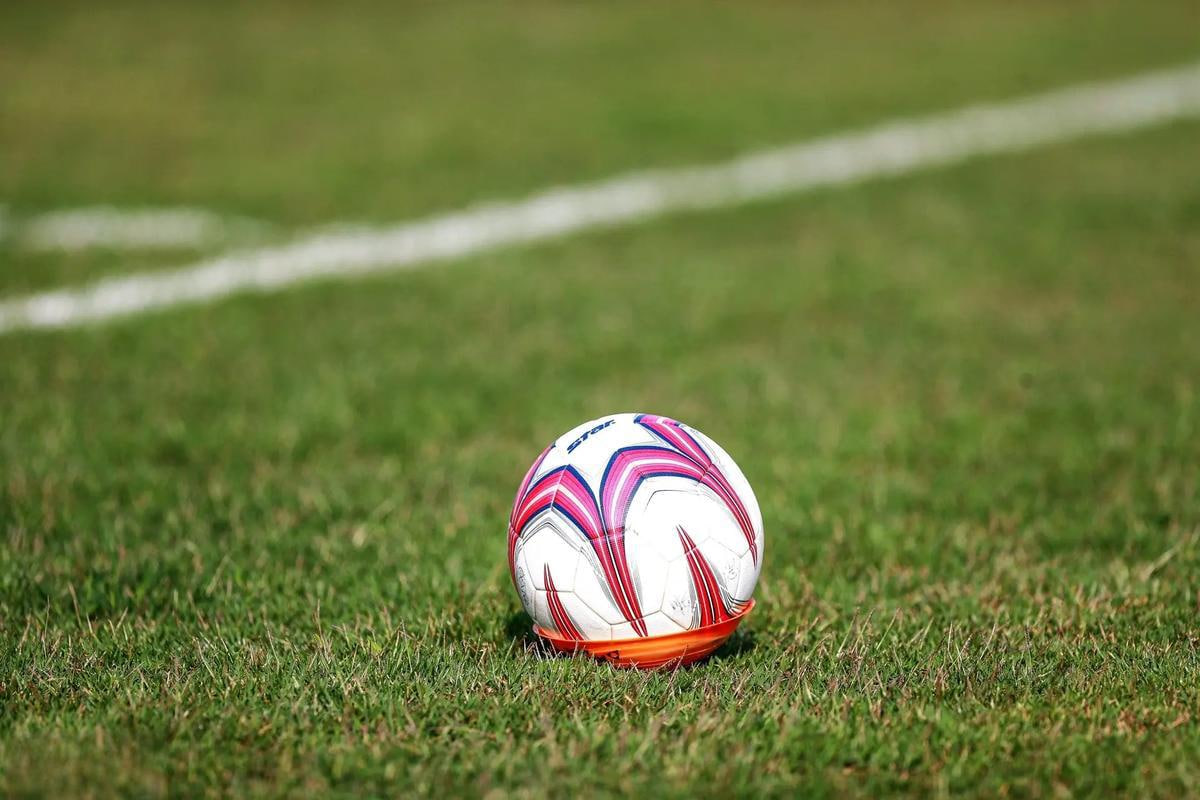 足球教练团队分析对手战术数据